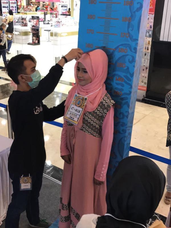 Salah satu peserta Audisi Puteri Muslimah Indonesia 2017 di Yogyakarta sedang diukur tinggi badannya agar sesuai dengan syarat yang ditentukan. (Dokumentasi Indosiar)
