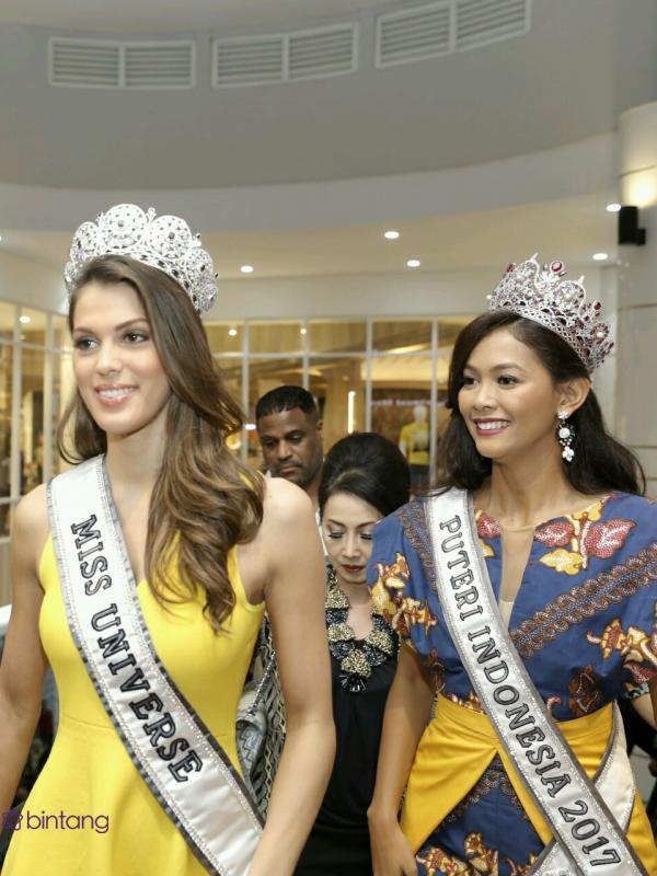 Miss Universe 2016, Iris Mittenaere, dan Puteri Indonesia 2017, Bunga Jelitha Ibrani. (Galih W. Satria/Bintang.com)