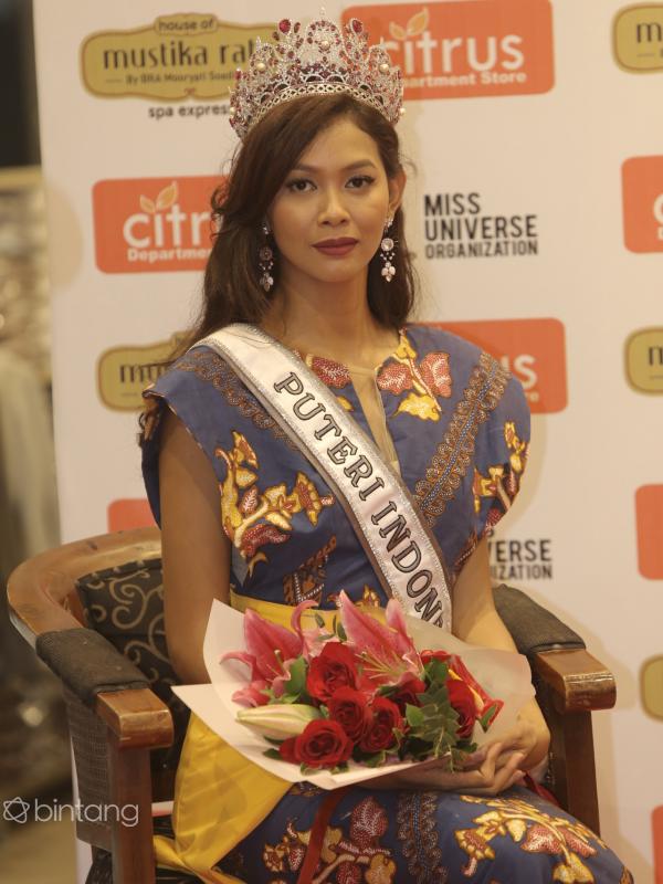 "Saya sama Iris sempat sharing, apa saja yang harus di lengkapi di ajang Miss Universe. tipe-tipenya seperti apa yang diinginkan mereka (dewan juri)," ungkap Bunga Jelitha Ibrani di Menteng, Jakarta Pusat, Minggu (2/4/2017). (Galih W. Satria/Bintang.com)