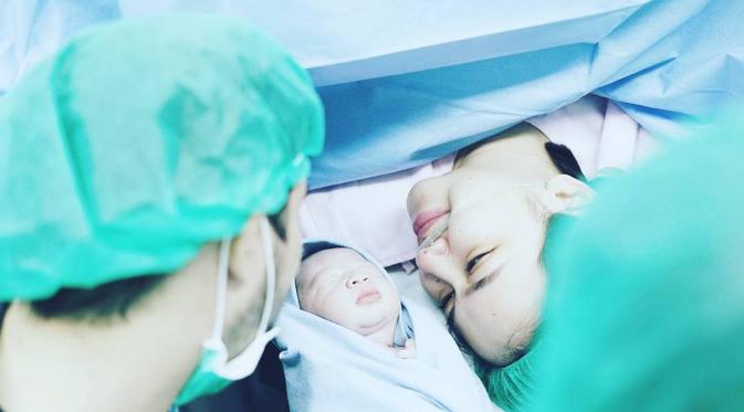 Aryani Fitriana melahirkan anak pertama [foto: instagram/donnymichael]