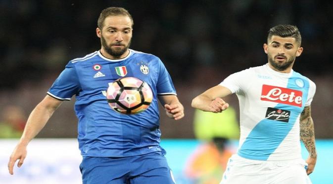 Gonzalo Higuain tumpul saat membela Juventus menghadapi Napoli. (AFP/Carlo Hermann)