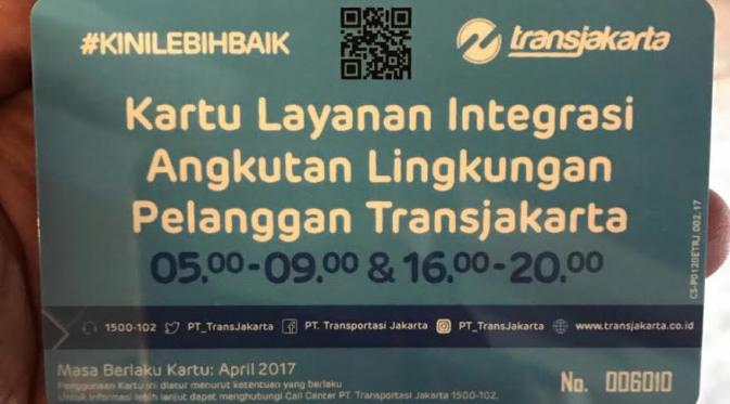 Kartu Sahabat KWK yang digunakan warga untuk menikmati angkot feeder bus transjakarta. (Liputan6.com/Ika Defianti)