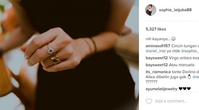 Sophia Latjuba memamerkan cincin yang melingkar di jari manis tangan kirinya (Instagram/@sophia_latjuba)