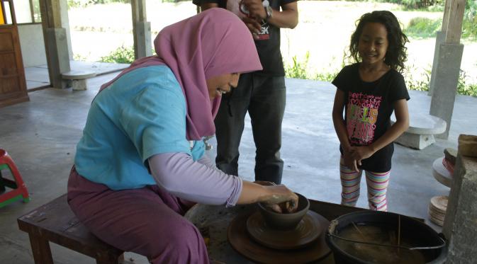 Tes kesabaran Anda dengan cara membuat gerabah di Galeri Komunitas, Borobudur. (foto : Akbar Muhibar/Liputan6.com)