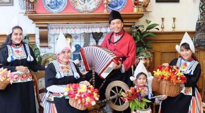 Ibunda Ayu Ting Ting, ayah Razak, Bilqis Khumairah Razak berpose dengan pakaian Belanda (Foto: Instagram)