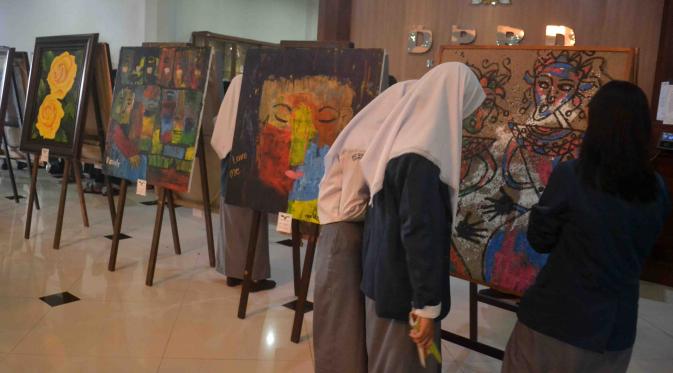Lukisan dan berbagai benda seni dan budaya lainnya menarik minat pelajar di Kota Malang, Jawa Timur (Zainul Arifin/Liputan6.com)