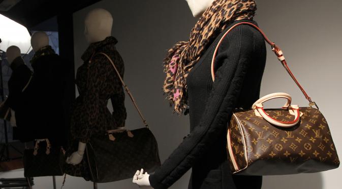 Ilustrasi tas klasik Louis Vuitton memperlihatkan koleksi musim gugur 2011 di Paris (PIERRE VERDY / AFP)