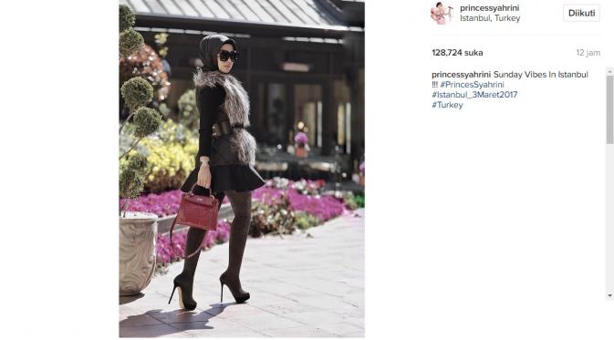 Berhijab, Syahrini kenakan legging ketat dan atasan mini (Foto: Instagram)