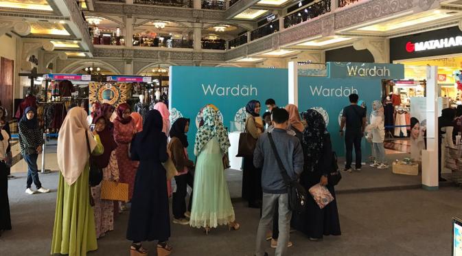 Ratusan wanita berhijab memenuhi lokasi berlangsungnya audisi, tepatnya di Grand City Mall, pada 2 April 2017 lalu.. Dibuka sejak pukul 10.00 WIB, para peserta sudah datang berbondong-bondong untuk mengikuti audisi tersebut. (Indosiar)