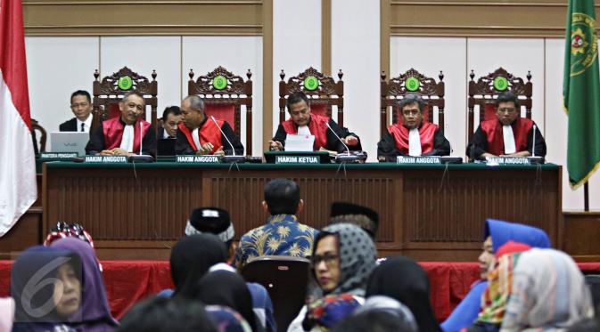 Majelis Hakim memimpin sidang lanjutan dengan terdakwa Basuki Tjahaja Purnama atau Ahok di Gedung Kementerian Pertanian, Jakarta, Selasa (4/4). Agenda sidang ke-17 adalah pemeriksaan terdakwa dan pemaparan barang bukti. (Liputan6.com/Immanuel Antonius)