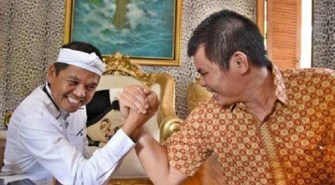 Mantan juara dunia Chris John (kanan) berpose dengan Bupati Purwakarta Dedi Mulyadi. (Liputan6.com/Abramena)