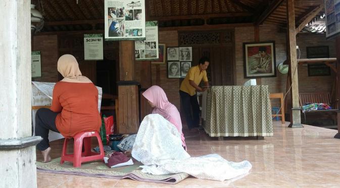 Proses pembuatan Batik Sojiwan dengan cara di tuils yang dikerjakan bersama di pendopo. (Foto : Megawan Muhammad)