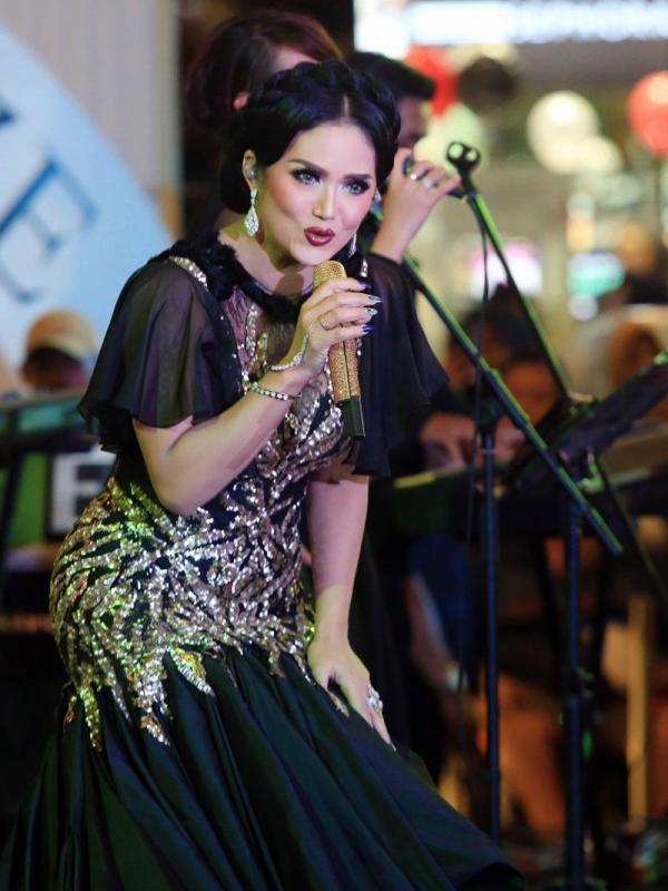 ‎Krisdayanti tampil di perayaan Swan Jewellery 6th Anniversary di Mal Taman Anggrek, Jakarta Barat
