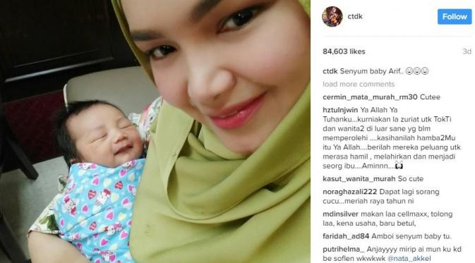 Siti Nurhaliza menggendong cucu pertamanya, Arif Jiwa. Putra dari anak tirinya, Asyraf Khalid dan Tya Arifin [foto: instagram]