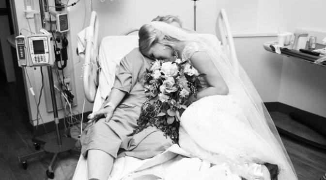 Pasangan pengantin bersedih karena semalam menjelang pernikahan, sang nenek terpaksa dilarikan ke RS. (Foto: Huffington Post)