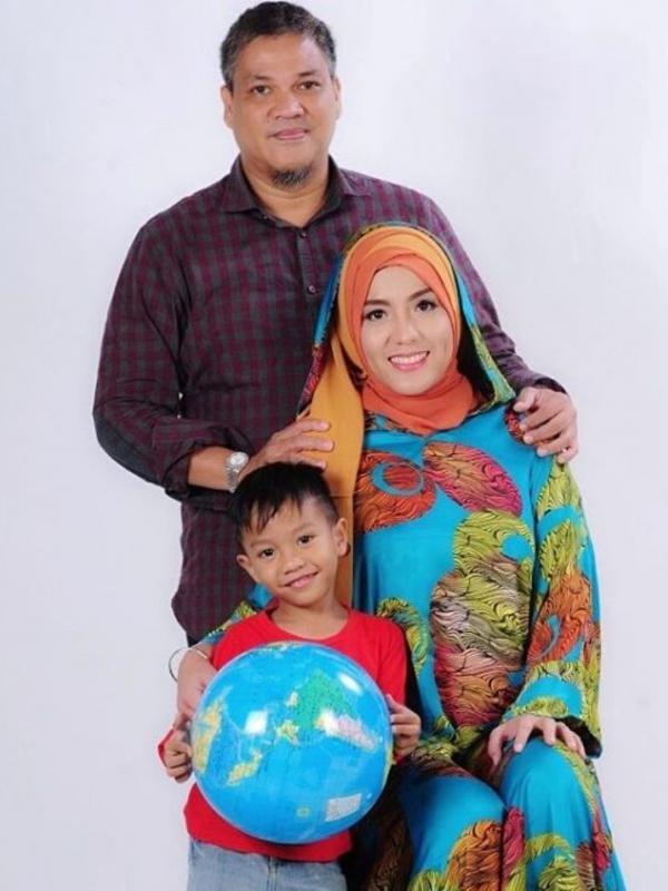 Renita Sukardi bersama suami dan anak. [foto: instagram/irensukardi]