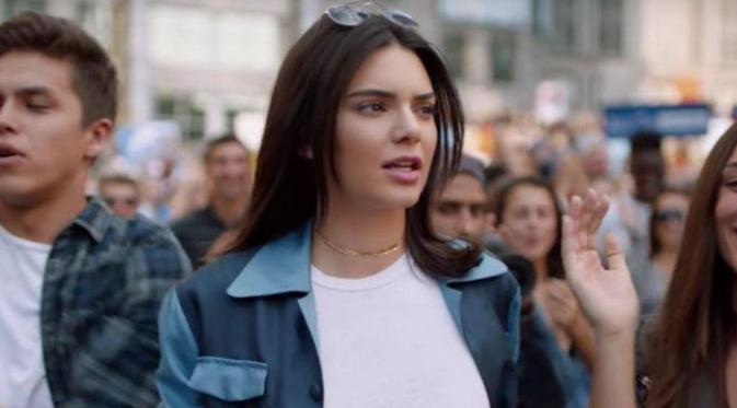 Kendall Jenner tuai protes setelah dirinya membintangi iklan sebuah merek minuma soda. (via. Global News)