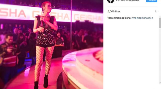 Momo Geisha tampil dengan stoking jaring-jaring (Foto: Instagram)