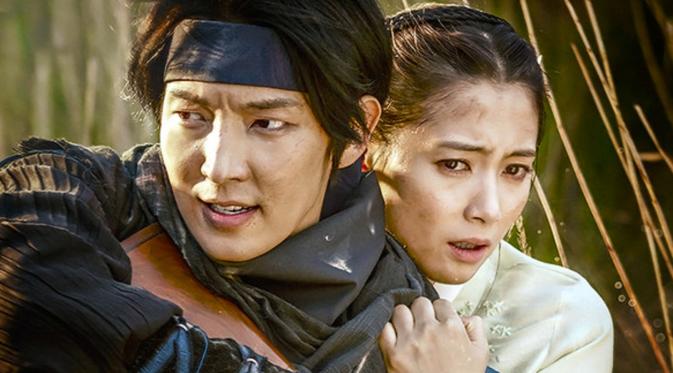 Aksi Jeon Hye Bin dan Lee Jun Ki dalam Gunman in Joseon (2014).
