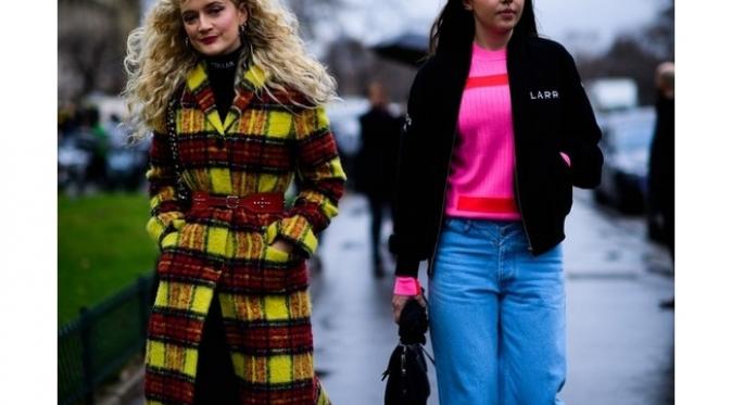 Animal print hingga warna neon, inspirasi gaya fashion terkini dari Paris street style. (Foto:  wmagazine/Adam Katz Sinding)