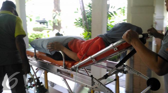 Renita Sukardi melakukan perawatan di Rumah Sakit Cipto Mangunkusumo, Jakarta. Renita sengaja menyembunyikan wajahnya dari kamera wartawan. (Zulfa Ayu Sundari/Liputan6.com)