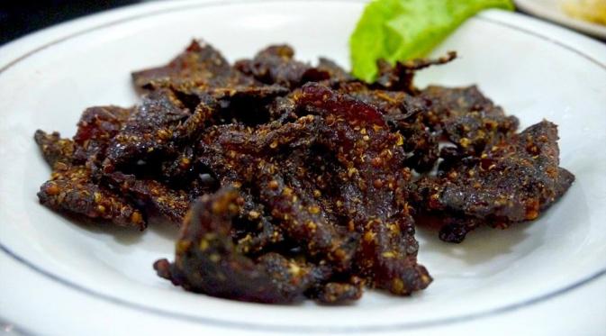 Nikmati keunikan dan kelezatan menu ayam tangkap dan dendeng ikan ala Banda Aceh. (foto: Good Indonesian Food)