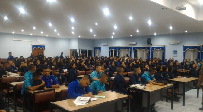Alumni membuka Crisis Center bagi siswa SMA Taruna Nusantara untuk memulihkan psikologi siswa dan pamong akibat pembunuhan tempo hari. (foto : Liputan6.com / Edhie Prayitno Ige)