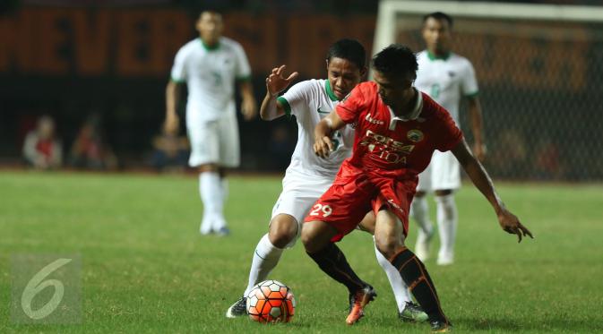 Gelandang Timnas Indonesia U-22, Evan Dimas (kedua kiri) berebut bola dengan Sandi Darma Sutte (Persija) saat laga uji coba di Stadion Patriot Candrabhaga, Bekasi, Rabu (5/4). Laga berakhir imbang 0-0. (Liputan6.com/Helmi Fithriansyah)