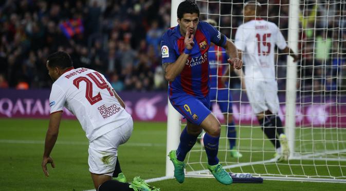 Luis Suarez membuka kemenangan Barcelona atas Sevilla di Camp Nou, Kamis (6/4/2017) dinihari WIB. (AP Photo/Manu Fernandez)