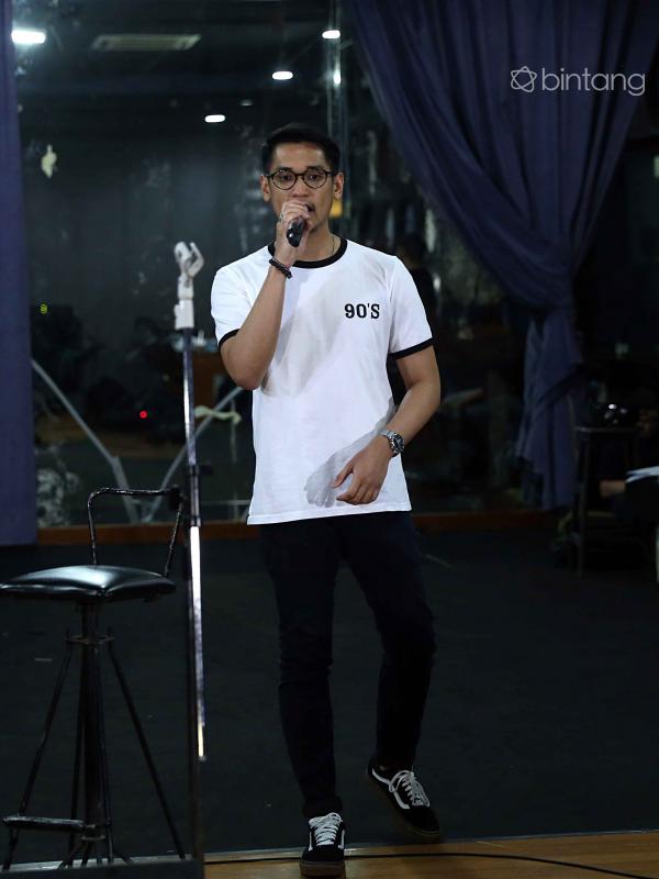 Afgan saat berlatih untuk konser di Malaysia dan Singapura. (Nurwahyunan/Bintang.com)