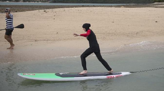Lindsay Lohan Tampil Tertutup Kenakan Burkini saat main paddleboard di Pantai Phuket Thailand|  foto : Daily Mail ; Nick Mcgrath/Splash News