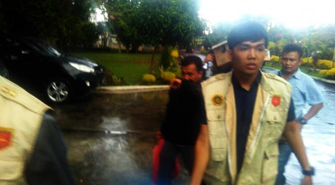 Tim Saber Pungli Polda Sumut menggelar operasi tangkap tangan di Kantor Dinas Pertambangan dan Energi setempat, tujuh orang ditangkap beserta sejumlah dokumen. (Liputan6.com/Reza Efendi)