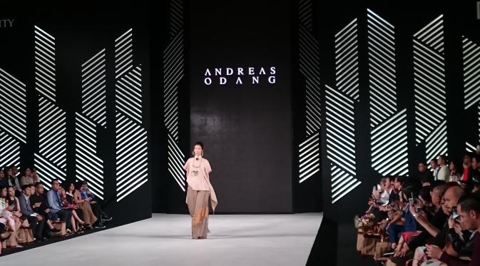 Ajang pagelaran mode yang digelar Senayan City dibuka oleh penampilan koleksi dari tiga desainer kenamaan tanah air.