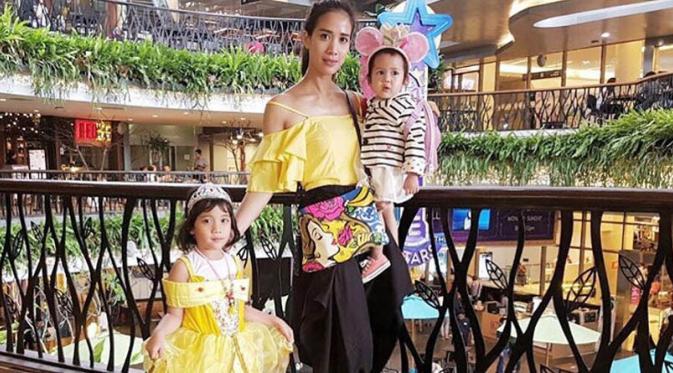 Fanny Fabriana bersama dua putrinya Kaiza dan Kimora. (Instagram)