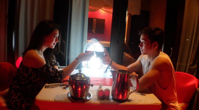 Makan malam romantis Celine Evangelista dan Stefan William. (Instagram @celine_evangelista)