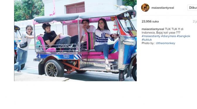 Maia Estianty nikmati kendaraan khas Bangkok dengan tiga cowok (Foto: Instagram)