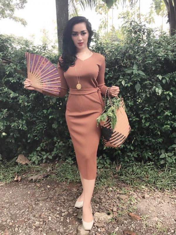 Tiara Dewi memakai tas pasar [foto: instagram/tiaradewireal]