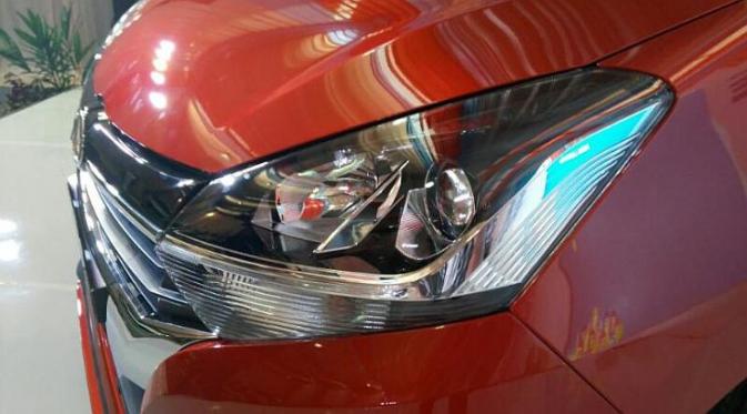 Lampu utama new Daihatsu Ayla sudah menggunakan model projector serta daytime running lights LED. (Arief/Liputan6.com)