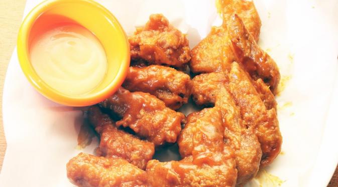 Chicken Wings Original dengan Hot Sauce dan dressing Mustard beri rasa pedas di makanan khas Amerika. (Foto : Hooters)