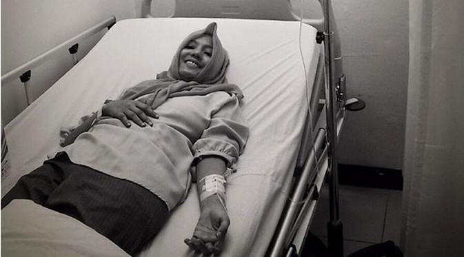 Akibat kanker payudara stadium 3B yang diderita sejak beberapa tahun silam, Renita Sukardi terbaring lemah ditempat tidur. Sang suami, Andi Hilmi setia mendampingi dengan penuh kesabaran. (Instagram/irensukardi)