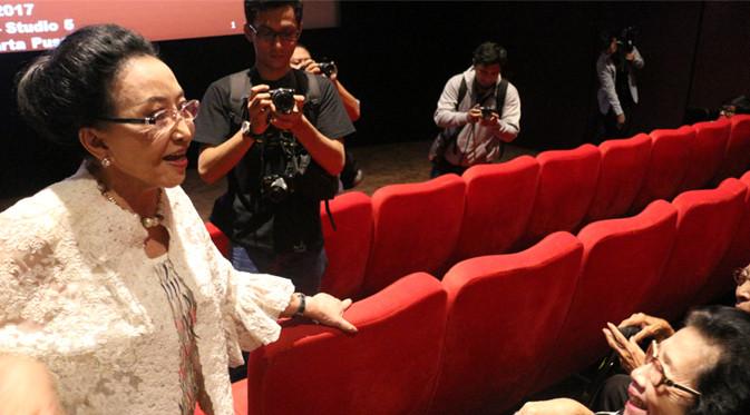 Ibu Mooryati Soedibjo menuju kursi sambil menyapa para penonton dan tamu undangan sebelum Film Kartini dimulai