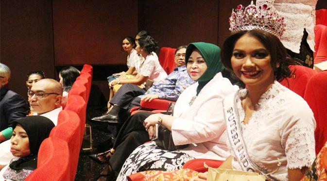 Senyum manis Bunga Jelitha, Puteri Indonesia 2017 setelah menonton Film Kartini