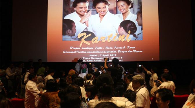Keseruan para penonton dan tamu undangan setelah menonton film Kartini.
