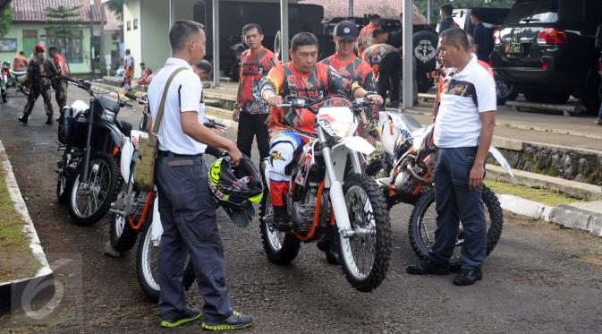Danjen Kopassus, Mayjen TNI Madsuni (tengah) mencoba motor jelang membuka Komando Trail Adventure (Kotra) 2 di Yon 14 Grup 1 Kopassus, Bogor, Jawa Barat, Sabtu (8/4). Acara ini bagian perayaan HUT Kopassus ke-65. (Liputan6.com/Helmi Fithriansyah) 