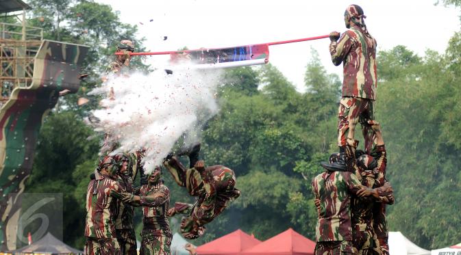 Atraksi kemampuan bela diri pasukan memeriahkan pembukaan Komando Trail Adventure (Kotra) 2 di Yon 14 Grup 1 Kopassus, Bogor, Jawa Barat, Sabtu (8/4). Acara ini dibuka langsung Danjen Kopassus Mayjen TNI Madsuni. (Liputan6.com/Helmi Fithriansyah) 
