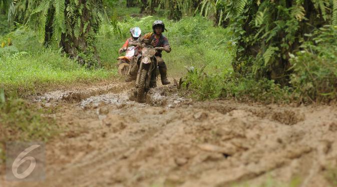 Peserta Komando Trail Adventure (Kotra) 2 mencoba menaklukkan lintasan berlumpur di kawasan Kebun Kelapa Sawit, Bogor, Jawa Barat, Sabtu (8/4). Acara ini bagian perayaan HUT Kopassus ke-65 dan diikuti ribuan kroser. (Liputan6.com/Helmi Fithriansyah) 