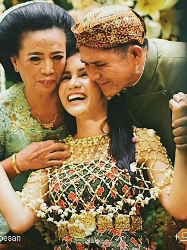 Momo Geisha akhirnya resmi menikah dengan kekasihnya, Nicola Reza Samudra. (Instagram/picture_momogeisha)