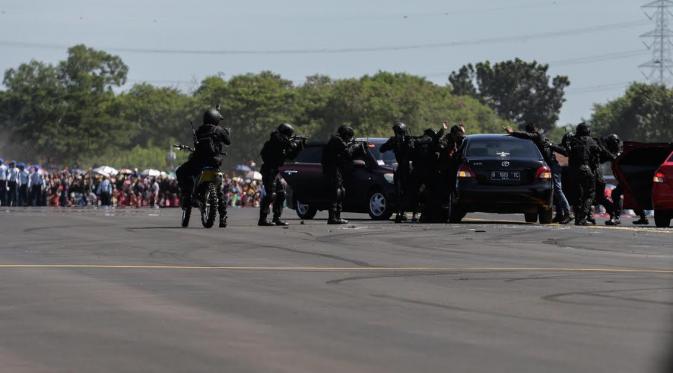 Pasukan khusus TNI AU saat aksi pembebasan sandera teroris. (Liputan6.com/Faisal Fanani)