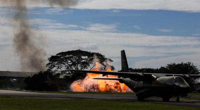 Atraksi pasukan TNI AU saat pertempuran sengit jet tempur. (Liputan6.com/Faisal Fanani)