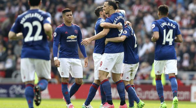 Striker Manchester United (MU) Zlatan Ibrahimovic dan rekan-rekannya merayakan gol ke gawang Sunderland dalam lanjutan Liga Inggris, Minggu (9/4/2017). MU menang 3-0. (Owen Humphreys/PA via AP)